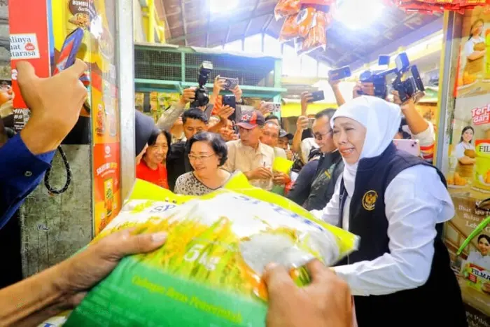 Khofifah Blusukan ke Pasar Soponyono, Pastikan Harga Beras Medium SPHP Terjangkau