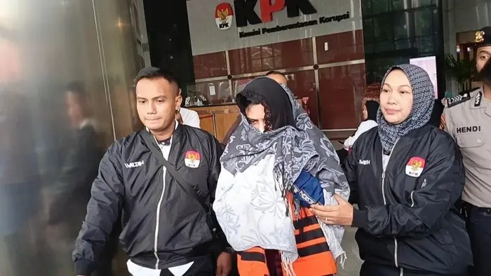 Fadia Arafiq saat berada di Gedung KPK terkait proses hukum yang dijalani.