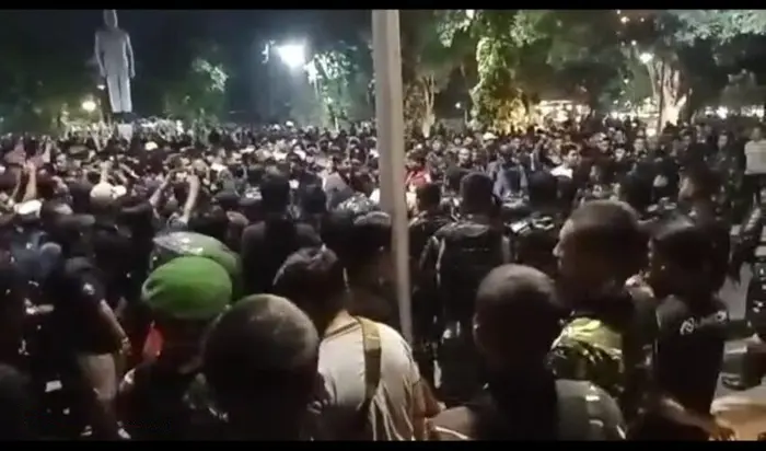Massa Aksi Kembali Geruduk Gedung Negara Grahadi