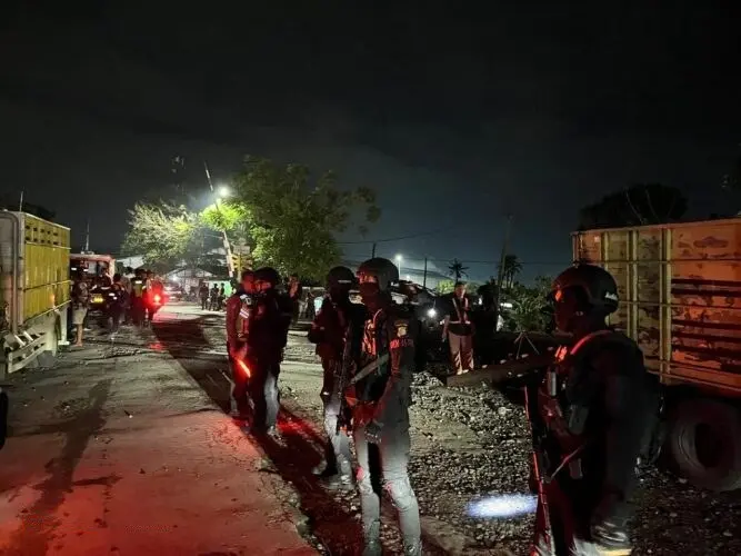 Satu Batalion Brimob Bantu Evakuasi KA Purwojaya di Bekasi