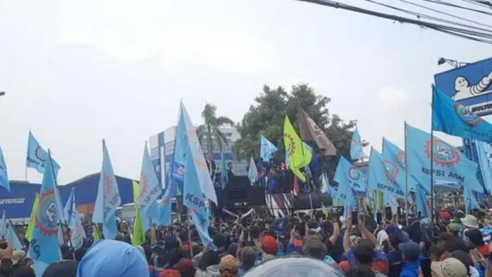 6 Ribu Buruh Gelar Aksi Solidaritas Tolak PHK Sepihak Pabrik Ban di Cikarang