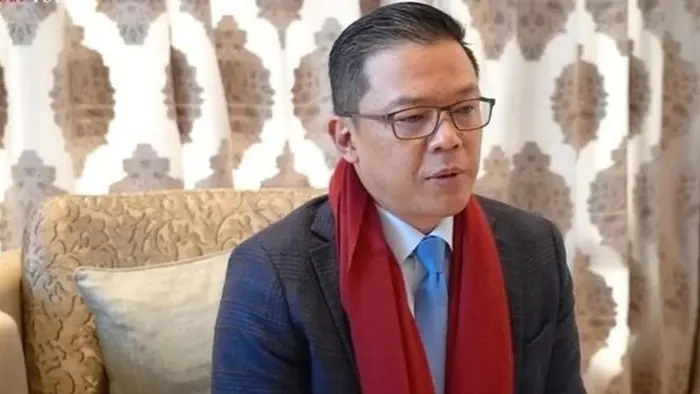 Menteri Luar Negeri RI Sugiono tampak berbicara dalam sebuah kesempatan resmi, mencerminkan perannya dalam memperkuat hubungan diplomatik dan kerja sama internasional Indonesia.