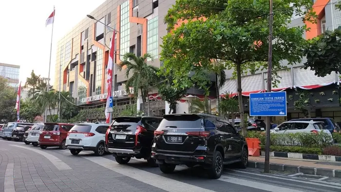 Lahan parkir didepan gedung Pemkot Surabaya