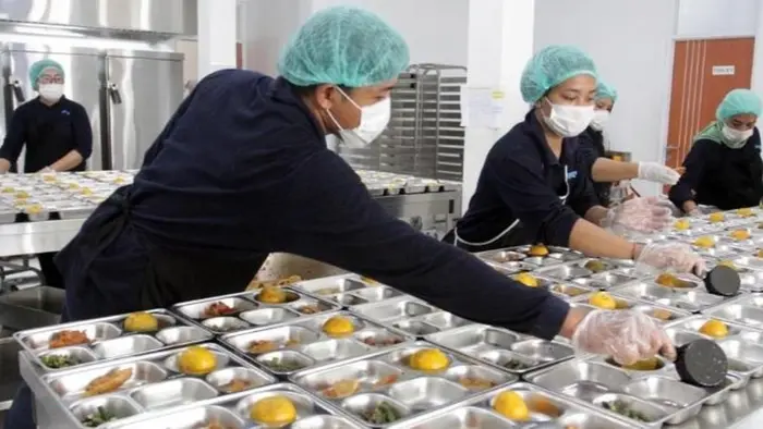 Suasana dapur produksi makanan bergizi dengan penerapan standar higiene dan sanitasi pangan