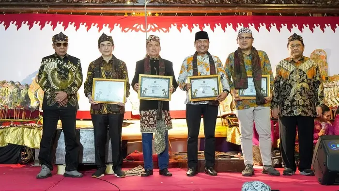 Gelar Kehormatan "KI" disematkan pada 7 tokoh Nasional