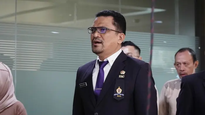 DR. Capt. Marcellus Hakeng Jayawibawa mengenakan jas hitam berlencana IKAL dan ISC dengan dasi ungu tampak berbicara serius saat pelantikan DPP IKAL-Lemhannas di Jakarta.