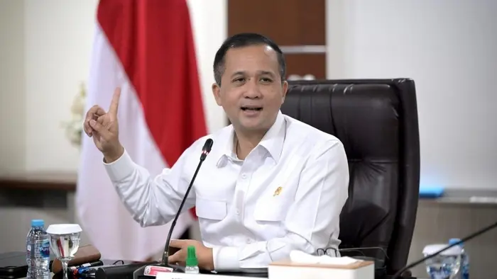 Menteri Transmigrasi M. Iftitah Sulaiman Suryanagara saat memberikan keterangan per
