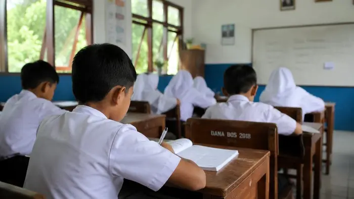 Sejumlah siswa terlihat berada di lingkungan sekolah dalam suasana kegiatan belajar mengajar. Gambar diambil dengan sudut natural tanpa menampilkan wajah secara jelas.