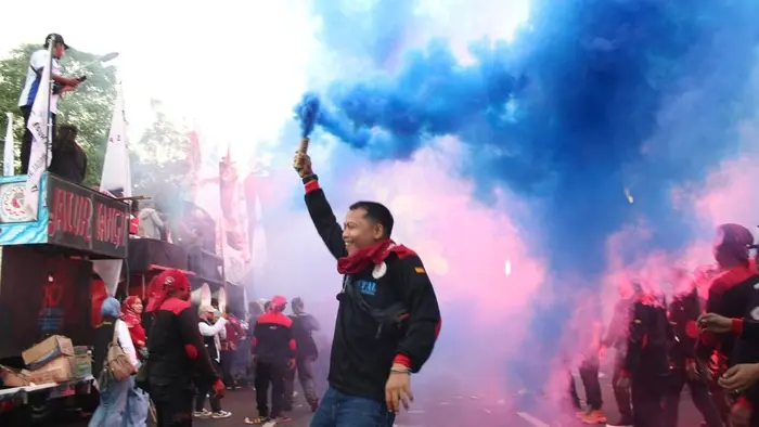 Massa Aksi Buruh nyalakan Flare di depan Kantor Gubernur Jawa Timur