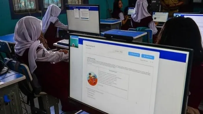 Suasana pelaksanaan Tes Kemampuan Akademik (TKA) di laboratorium komputer sekolah dengan pengawasan pengawas ujian.