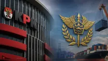 Gedung KPK dipadukan dengan simbol Direktorat Jenderal Bea dan Cukai serta aktivitas bongkar muat kontainer di pelabuhan dalam ilustrasi terkait penyidikan kasus dugaan suap impor di lingkungan Ditjen