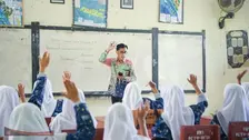 Aktivitas belajar mengajar di sekolah. Penataan dan seleksi guru non-ASN dinilai penting untuk meningkatkan kualitas pendidikan nasional sekaligus memperkuat daya saing sumber daya manusia Indonesia