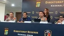 Foto menampilkan konferensi pers di ruangan berlatar backdrop biru gelap bertuliskan "DIREKTORAT RESERSE KRIMINAL UMUM" beserta logo Polda Metro Jaya dan Polri.