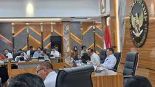 Menteri Koordinator Politik dan Keamanan (Menko Polkam), Djamari Chaniago (kanan) saat memimpin Rapat Koordinasi.