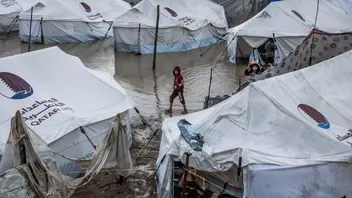 Foto memperlihatkan tenda-tenda pengungsian yang dikelilingi genangan air dan lumpur setelah hujan deras di Gaza. Foto dokumentasi diambil pada Desember 2025 dan digunakan sebagai ilustrasi kondisi kerentanan kamp pengungsian menghadapi musim hujan.