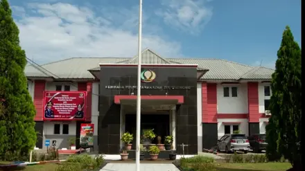 Tampak bagian depan gedung Lapas Kelas IIA Cibinong dengan papan nama lembaga pemasyarakatan di bagian tengah. Bangunan bercat putih dan merah tersebut dilengkapi halaman, pepohonan, serta area parkir kendaraan. Temuan terkait dugaan fasilitas mewah di lapas ini tengah didalami oleh pihak berwenang.