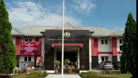 Tampak bagian depan gedung Lapas Kelas IIA Cibinong dengan papan nama lembaga pemasyarakatan di bagian tengah. Bangunan bercat putih dan merah tersebut dilengkapi halaman, pepohonan, serta area parkir kendaraan. Temuan terkait dugaan fasilitas mewah di lapas ini tengah didalami oleh pihak berwenang.