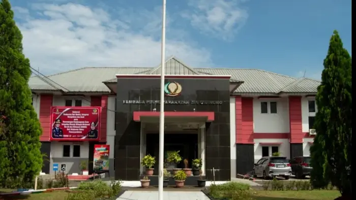 Tampak bagian depan gedung Lapas Kelas IIA Cibinong dengan papan nama lembaga pemasyarakatan di bagian tengah. Bangunan bercat putih dan merah tersebut dilengkapi halaman, pepohonan, serta area parkir kendaraan. Temuan terkait dugaan fasilitas mewah di lapas ini tengah didalami oleh pihak berwenang.