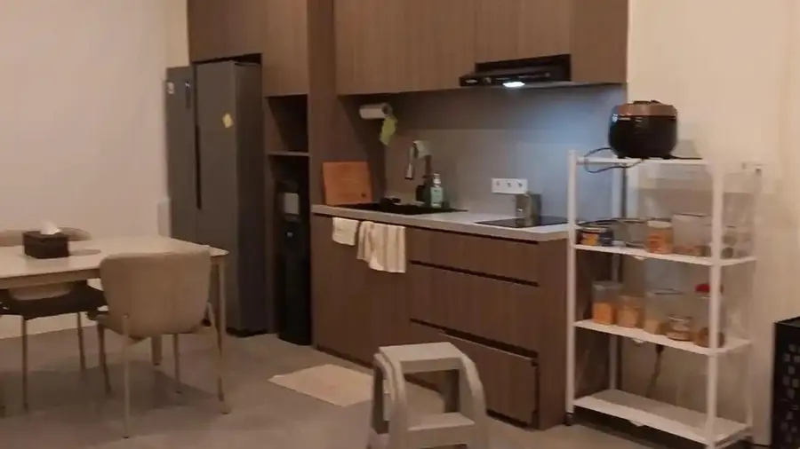 Dua Napi Korupsi Timah Kepergok Ombudsman di Area Mewah Lapas Cibinong Foto memperlihatkan ruangan berukuran lapang dengan lantai abu-abu dan perabot layaknya apartemen. Di sisi kiri terdapat kulkas dua pintu berukuran besar, dispenser air, serta meja makan dengan kursi berbantalan dan kotak tisu di atasnya.