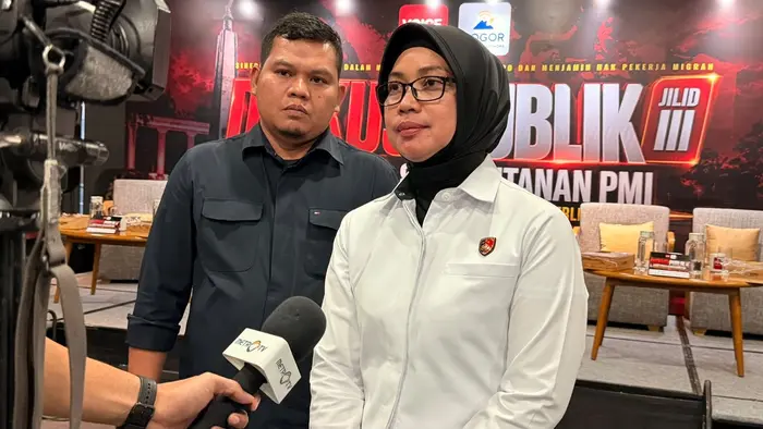 Direktur Reserse Perlindungan Perempuan, Anak, dan Perdagangan Orang (PPA-PPO) Polda Jawa Barat, Kombes Pol Rumi Untari bersama Pimpinan Redaksi VOICEINDONESIA.CO, Anton Sahadi dalam kegiatan Diskusi Publik Jilid III bertajuk "Jerat TPPO dan Kerentanan PMI: Mengurai Celah Hukum, Jalur Gelap, dan Sistem Perlindungan"