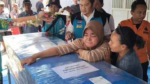 Cucu almarhum imam soeparno korban kapal virgo transport 8 yang tak kuasa melihat kedatangan peti jenazah di rumah duka jalan sememi gang IV Surabaya Jawa timur