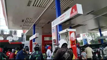 Tampak sejumlah pengendara sepeda motor, termasuk pengemudi ojek daring berjaket hijau bertuliskan "Grab", mengantre di bawah kanopi SPBU sambil menunggu giliran mengisi BBM.