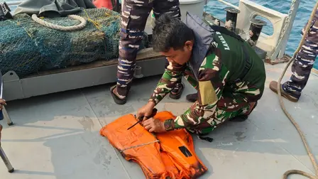 Tim Gabungan Temukan Life Jacket di Perairan Selat Sunda