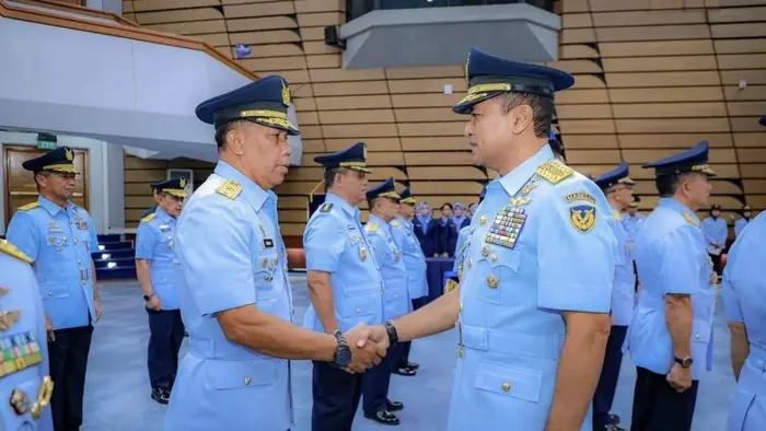 Mantan Kepala Dinas Penerangan Angkatan Udara (Kadispenau) Marsma TNI I Nyoman Suadnyana (kiri) bersama Kepala Staf TNI Angkatan Udara (KSAU) Marsekal TNI Mohamad Tonny Harjono