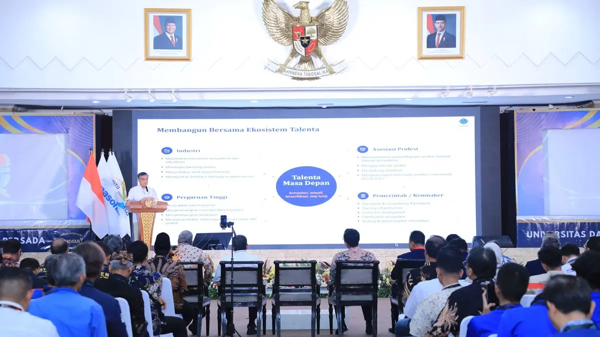 Menaker Yassierli berdiri di podium dan menyampaikan paparan di hadapan peserta seminar. Pada layar di belakangnya tampil slide berjudul Membangun Bersama Ekosistem Talenta. Slide itu memuat peran empat pihak, yakni industri, perguruan tinggi, asosiasi profesi, dan pemerintah/Kemnaker, dalam menyiapkan talenta masa depan yang kompeten, adaptif, tersertifikasi, dan siap kerja. Para peserta duduk menyimak paparan.