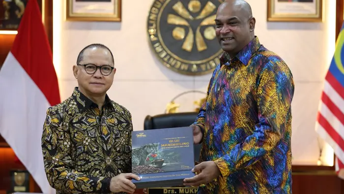Menteri P2MI Mukhtarudin dan Menteri Sumber Manusia Malaysia Dato Sri Ramanan Ramakrishnan berfoto bersama di Kantor KP2MI, Jakarta, Selasa (6/10/2026).