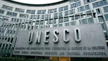 Foto memperlihatkan papan nama besar bertuliskan "UNESCO" berwarna abu-abu di dinding gedung markas besar organisasi tersebut di Paris