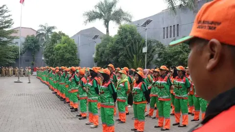 Petugas Dinas Lingkungan Hidup (DLH) DKI Jakarta