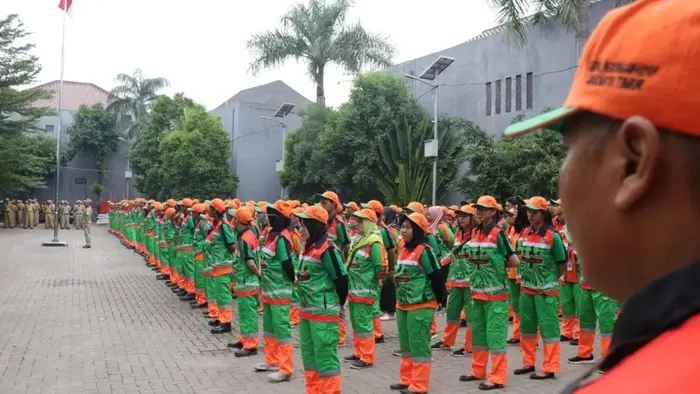Petugas Dinas Lingkungan Hidup (DLH) DKI Jakarta