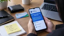 Seseorang memegang ponsel yang menampilkan halaman "Bantuan Subsidi Upah (BSU) 2026" berlogo Kementerian Ketenagakerjaan Republik Indonesia