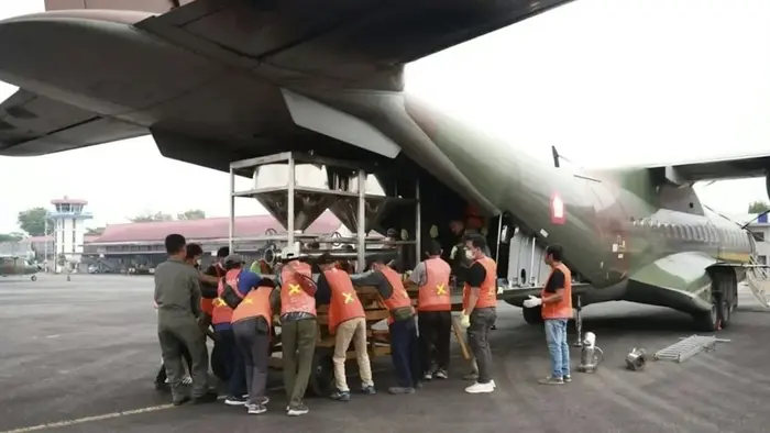 Pewasat TNI bawa cairan Nacl dan dry ice