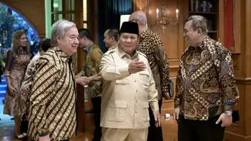 Presiden Prabowo Subianto (dua kiri) menerima Sekjen PBB António Guterres (kiri) di Hambalang, Kabupaten Bogor, Jawa Barat