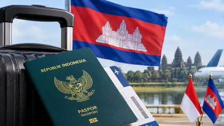 Ilustrasi paspor hijau Republik Indonesia dengan lambang Garuda emas, bersandar pada koper hitam dan di samping tiket pesawat. Di latar belakang tampak bendera Kamboja, candi bergaya Angkor di tepi air, bagian ekor pesawat, serta dua bendera kecil Indonesia dan Kamboja di sisi kanan.