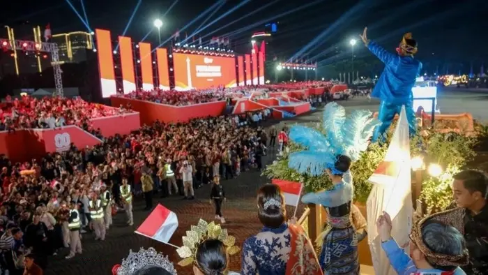 Penari Pacu Jalur Promosikan Pariwisata Riau di Karnaval Bersatu 2025