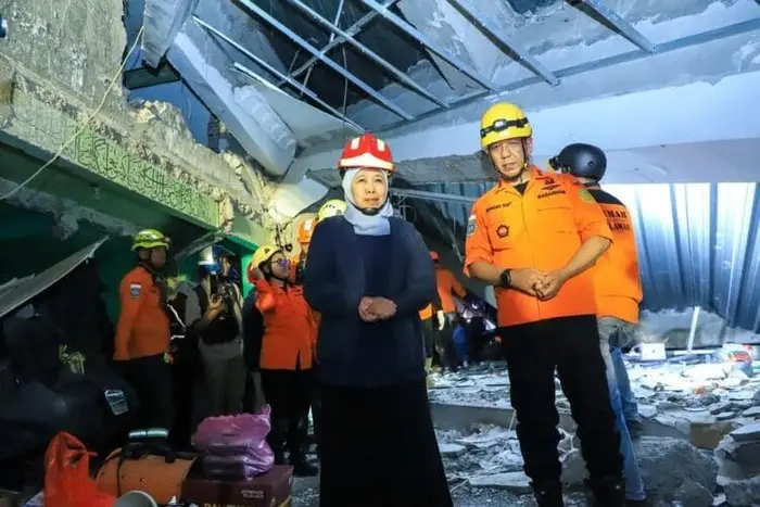 Gubernur Khofifah : Maksimalkan Evakuasi Korban Ambruknya Musholla Ponpes Al-Khoziny Sampai Tuntas