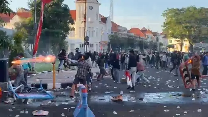 Ricuh Aksi Demonstrasi di Mapolrestabes Surabaya