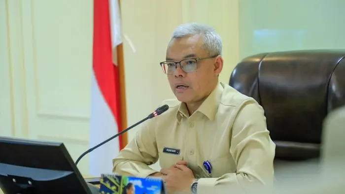Sekretaris Jenderal Kementerian Ketenagakerjaan Cris Kuntadi memimpin rapat pembahasan kebijakan ketenagakerjaan di kantor Kemnaker