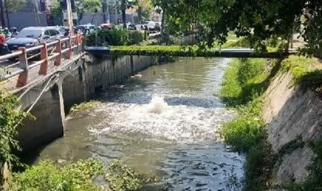 Semburan Diduga Kebocoran Gas Membesar, Warga Surabaya Resah