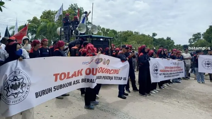 Ratusan Buruh di Batam Tuntut Penghapusan Sistem Outsourcing