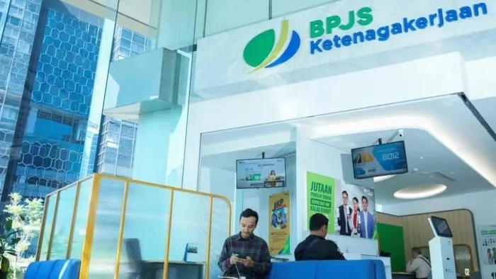 Suasana pelayanan di kantor BPJS Ketenagakerjaan.