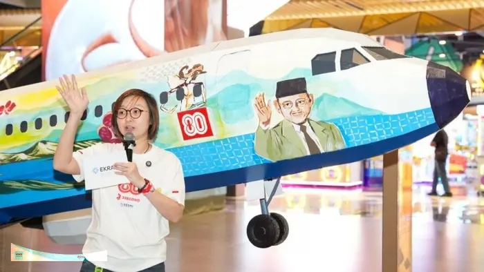 Wamenekraf Puji Kolaborasi Kreatif Ciptakan Replika Pesawat Kardus