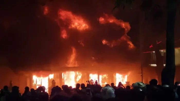 Surabaya Mencekam, Gedung Negara Grahadi dibakar Massa
