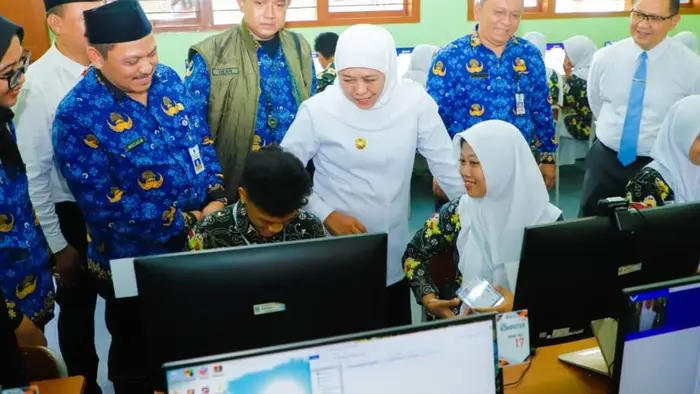 Gubernur Jawa Timur, Khofifah Indar Parawansa bersama sejumlah murid sekolah.
