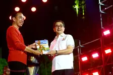 Jokowi Terima Buku Peta Jalan Menuju Indonesia Emas 2045 dari Ketua Kadin