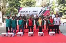 Apresiasi Petugas Kebersihan, Kejati Jatim Bagikan Ratusan Paket Sembako