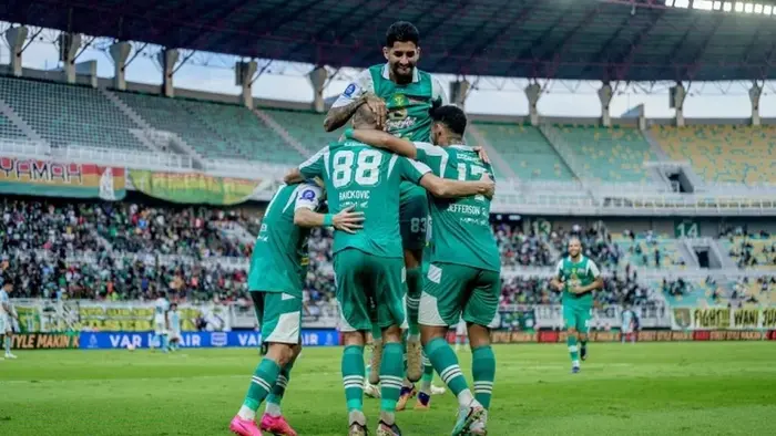 Selebrasi pemain Persebaya usai cetak gol